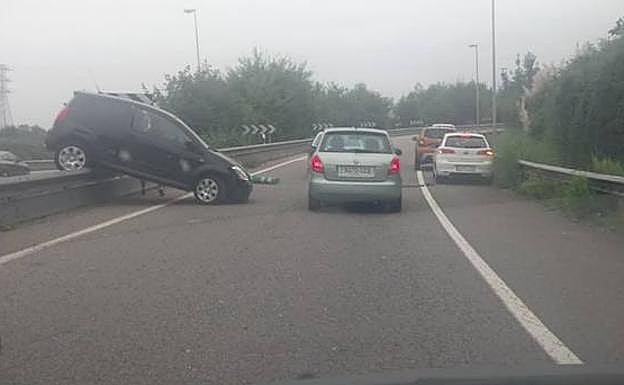 Vehículo accidentado en Viesques.