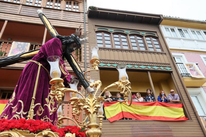 Cientos de personas han celebrado el día grande de las fiestas del Ecce Homo de Noreña, en el que la imagen ha sido llevada en procesión por la villa. 