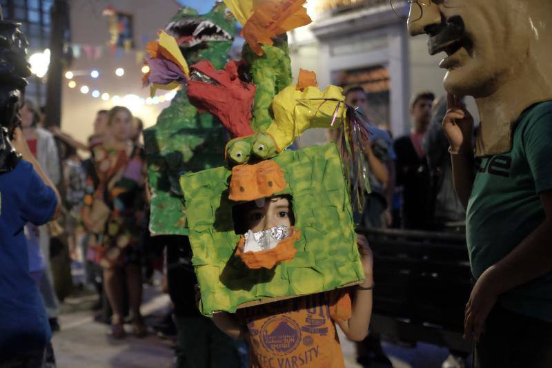 Las calles del barrio gijonés acogieron un vistoso desfile que dio el relevo a la música y el baile.