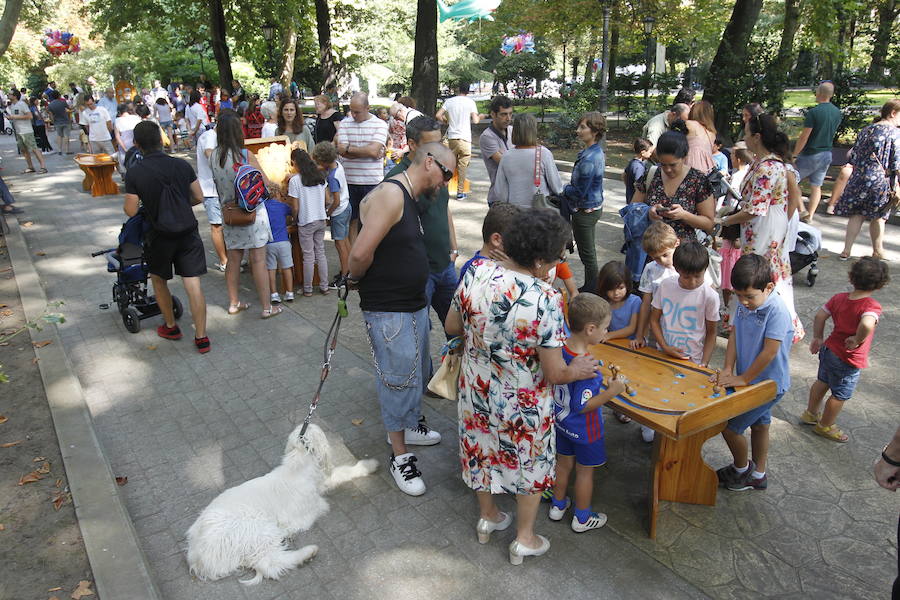 Juegos tradicionales, títeres y conciertos infantiles hacen las delicias de los más pequeños en el Campo de San Francisco.