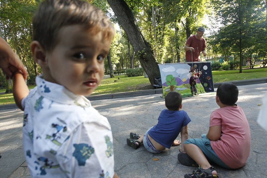 Juegos tradicionales, títeres y conciertos infantiles hacen las delicias de los más pequeños en el Campo de San Francisco.