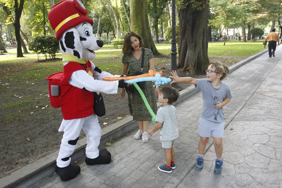 Juegos tradicionales, títeres y conciertos infantiles hacen las delicias de los más pequeños en el Campo de San Francisco.
