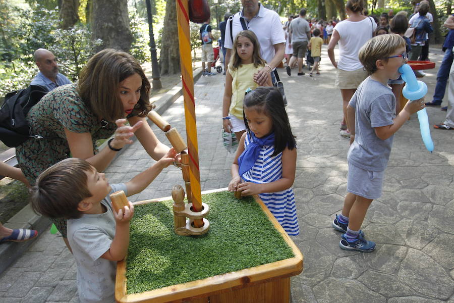 Juegos tradicionales, títeres y conciertos infantiles hacen las delicias de los más pequeños en el Campo de San Francisco.