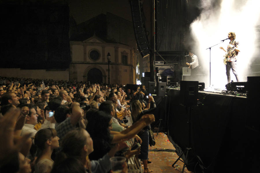 La banda llena la plaza de la Catedral en la presentación de 'Autoterapia' después de que el grupo asturiano Alberto & García abriese la tercera noche mateína con los temas de su última gira, 'Buen salvaje'