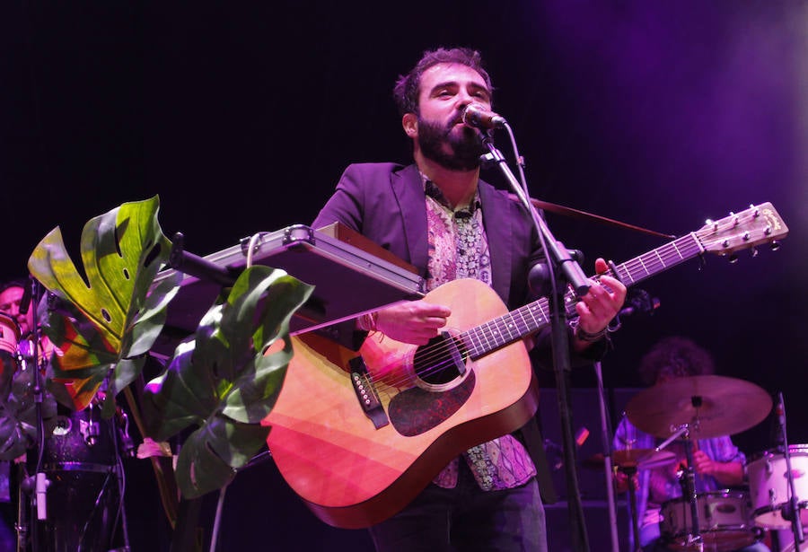 La banda llena la plaza de la Catedral en la presentación de 'Autoterapia' después de que el grupo asturiano Alberto & García abriese la tercera noche mateína con los temas de su última gira, 'Buen salvaje'