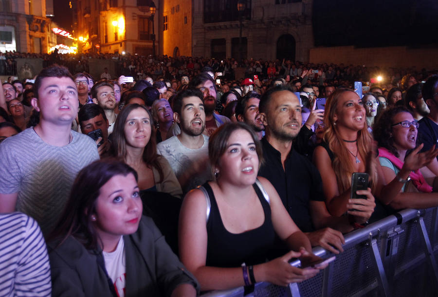 La banda llena la plaza de la Catedral en la presentación de 'Autoterapia' después de que el grupo asturiano Alberto & García abriese la tercera noche mateína con los temas de su última gira, 'Buen salvaje'
