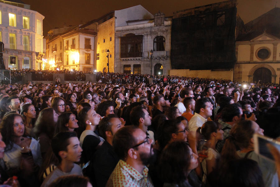 La banda llena la plaza de la Catedral en la presentación de 'Autoterapia' después de que el grupo asturiano Alberto & García abriese la tercera noche mateína con los temas de su última gira, 'Buen salvaje'