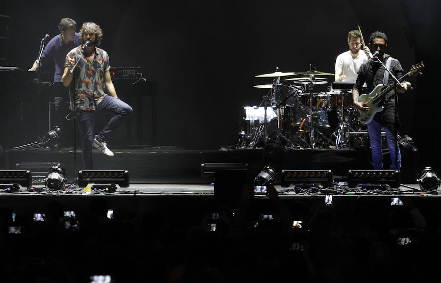 La banda llena la plaza de la Catedral en la presentación de 'Autoterapia' después de que el grupo asturiano Alberto & García abriese la tercera noche mateína con los temas de su última gira, 'Buen salvaje'