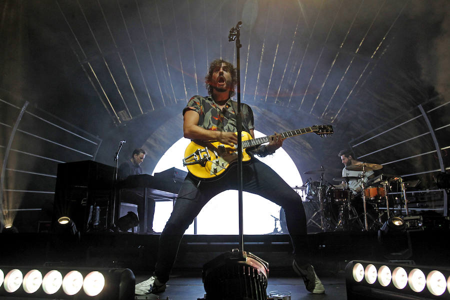 La banda llena la plaza de la Catedral en la presentación de 'Autoterapia' después de que el grupo asturiano Alberto & García abriese la tercera noche mateína con los temas de su última gira, 'Buen salvaje'