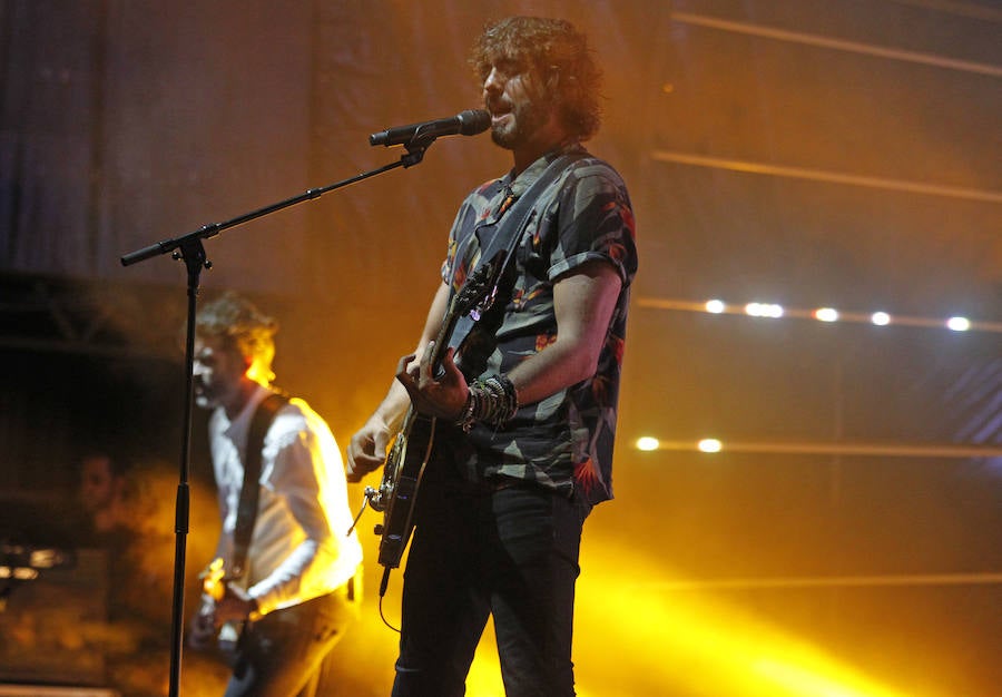 La banda llena la plaza de la Catedral en la presentación de 'Autoterapia' después de que el grupo asturiano Alberto & García abriese la tercera noche mateína con los temas de su última gira, 'Buen salvaje'