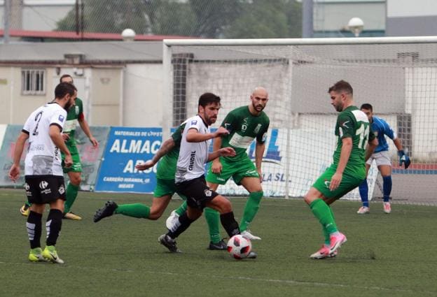 El caudalista Yosu Camporro avanza con el balón ante la oposición de Óscar. 