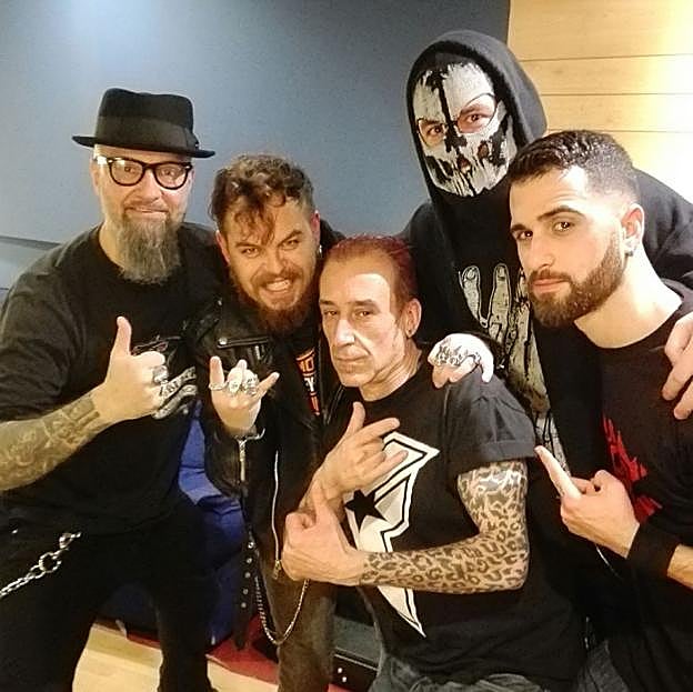 César Strawberry, primero a la izquierda, con su grupo. 