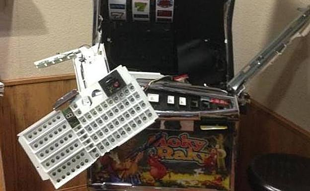 Máquina tragaperras reventada en La Bañeza.