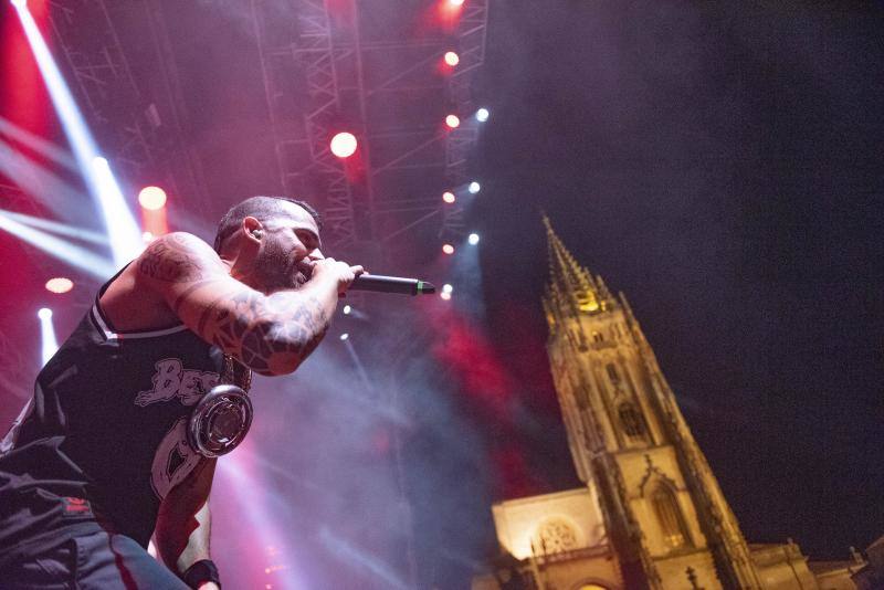 Rap metal para empezar la noche del lunes en San Mateo ante una legión de seguidores y, tras Strawberry y su banda, el grupo asturiano de punk aceleró al público congregado en la plaza de la Catedral.