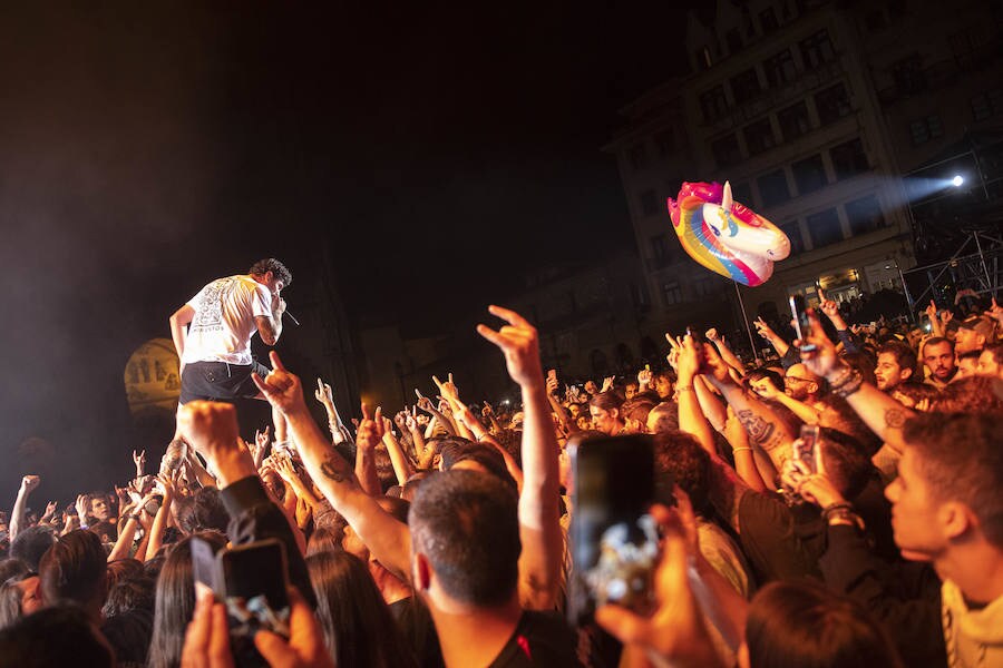 Rap metal para empezar la noche del lunes en San Mateo ante una legión de seguidores y, tras Strawberry y su banda, el grupo asturiano de punk aceleró al público congregado en la plaza de la Catedral.