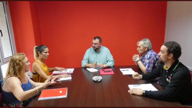 Representantes de la plataforma de afectados de iDental, con Adrián Barbón, en el centro. 