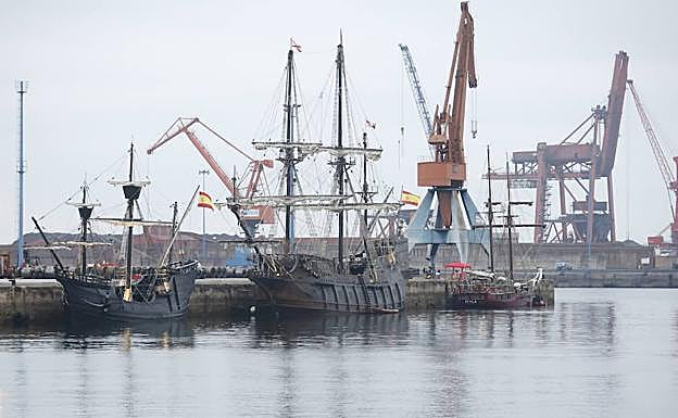 La nao 'Victoria', el galeón 'Andalucía' y el buque escuela 'Atyla', atracados ayer en la alineación sur del Espigón II. 