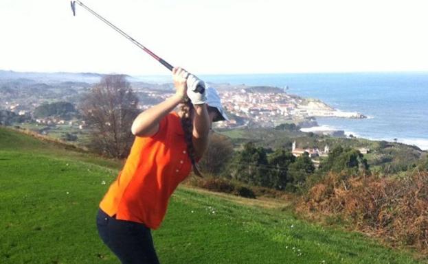 Celia Barquín, practicando golf en Llanes. 