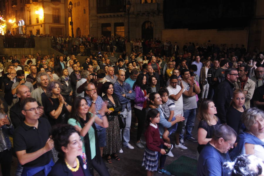 La banda cubana no defraudó a su público y el blues del estadounidense hizo las delicias de un público entregado a la noche mateína.