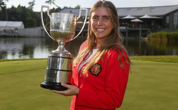 Celia Barquín, el pasado 28 de julio, con el trofeo del Campeonato de Europa femenino amateur conquistado en Eslovaquia. 