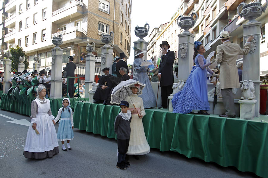 Unas 60.000 personas han disfrutado del Día de América en Asturias, una de las citas principales de las fiestas de San Mateo en Oviedo. El gran desfile ha inundado el centro de la capital de color, música y diversión.