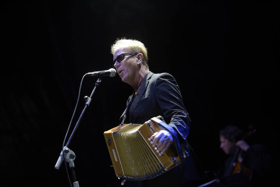 El grupo vallisoletano estrenó álbum sobre el escenario de la Catedral mientras que la banda galesa celebró su 40 aniversario