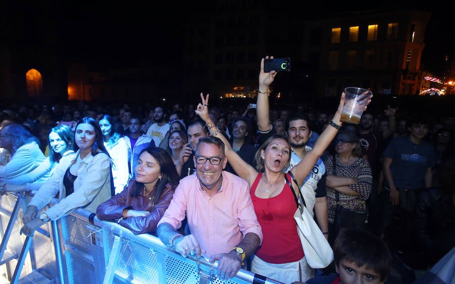 El grupo vallisoletano estrenó álbum sobre el escenario de la Catedral mientras que la banda galesa celebró su 40 aniversario