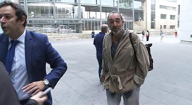 Natalio Grueso llega a la Audiencia Provincial el martes, acompañado por el letrado de oficio que había renunciado a su defensa. 