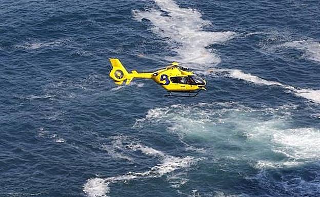 El helicóptero de los bomberos, en la zona donde fue localizado el cuerpo.