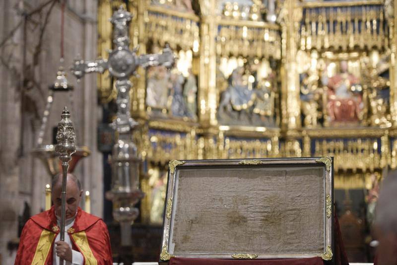 Al final de la celebración se exhibió el Santo Sudario en el altar principal ante miles de feligreses.