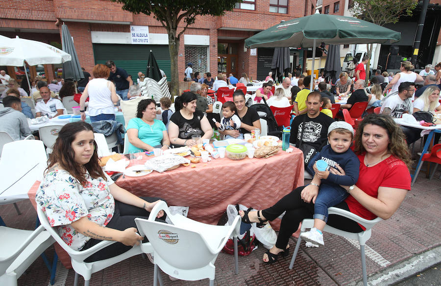 La plaza de España acoge el reparto de los 2.200 bollos entre otros tantos socios de la Sociedad Ovetense de Festejos (SOF)