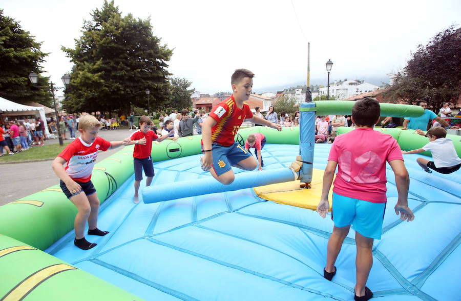 La plaza de España acoge el reparto de los 2.200 bollos entre otros tantos socios de la Sociedad Ovetense de Festejos (SOF)