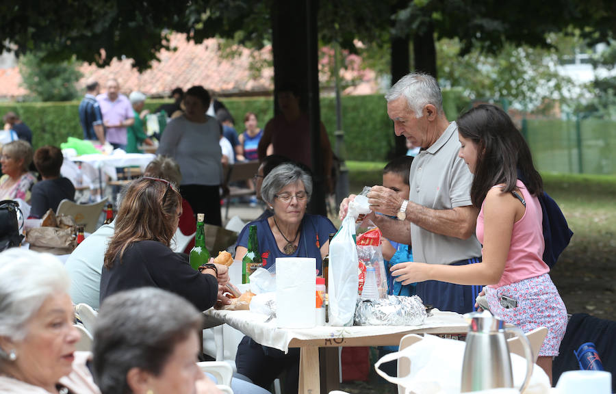 La plaza de España acoge el reparto de los 2.200 bollos entre otros tantos socios de la Sociedad Ovetense de Festejos (SOF)