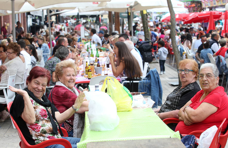 La plaza de España acoge el reparto de los 2.200 bollos entre otros tantos socios de la Sociedad Ovetense de Festejos (SOF)