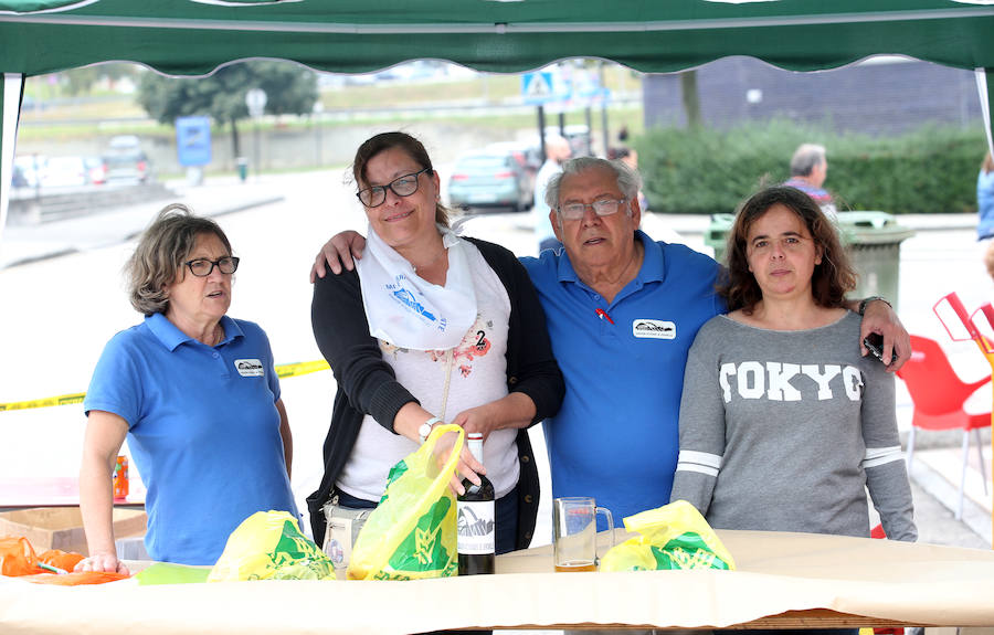 La plaza de España acoge el reparto de los 2.200 bollos entre otros tantos socios de la Sociedad Ovetense de Festejos (SOF)