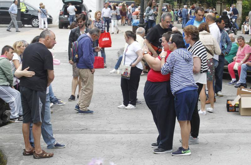 La plaza de España acoge el reparto de los 2.200 bollos entre otros tantos socios de la Sociedad Ovetense de Festejos (SOF)