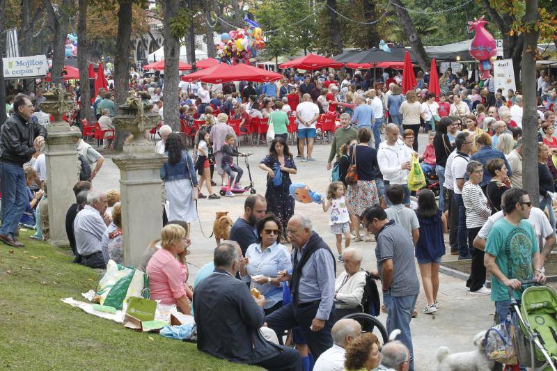 La plaza de España acoge el reparto de los 2.200 bollos entre otros tantos socios de la Sociedad Ovetense de Festejos (SOF)