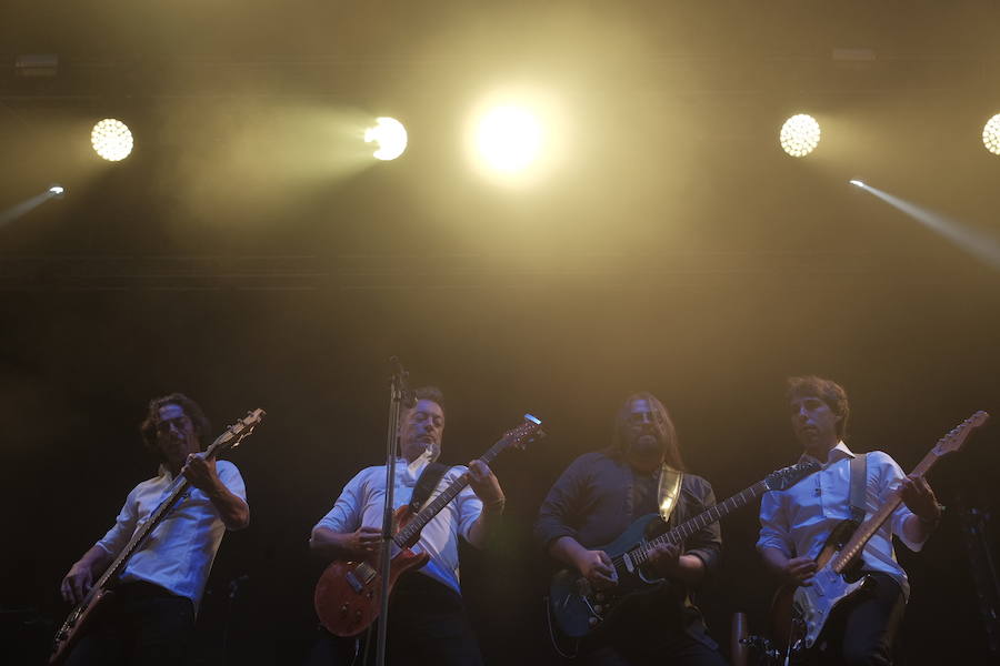 La banda interpretó sus clásicos en la Catedral e hizo vibrar y bailar al público por San Mateo