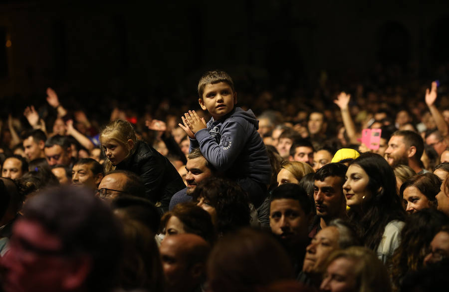 Tomasito y Soleá Morente animaron la noche del viernes, día grande de las fiestas de San Mateo, cuyo broche final corrió a cargo de Camela.