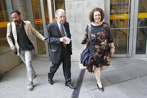 De izquierda a derecha, el hermano de Natalio Grueso, el abogado Fernando Burgos Pavón y la letrada Sara Álvarez García. 