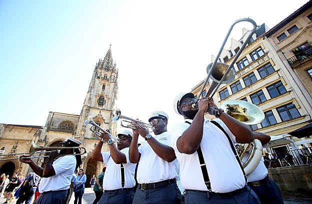 La Kinfolk Brass Band, con la Catedral al fondo. 