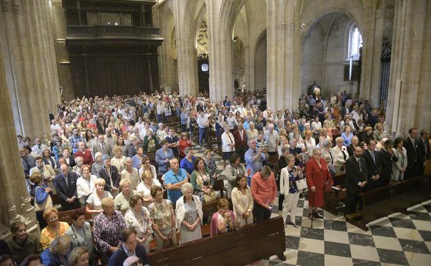 Más de mil feligreses acuden a la misa de San Mateo y adoran el Santo Sudario