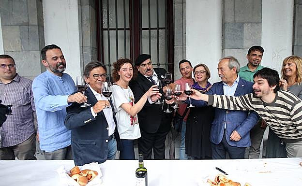 Los miembros del Gobierno local ovetense brindan por San Mateo.