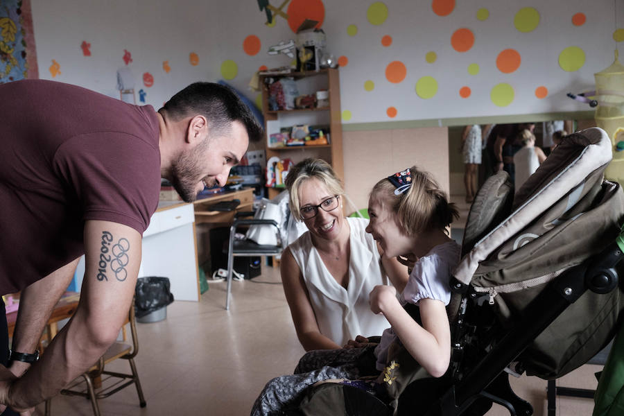 El piragüista y medallista olímpico dio fuerza a los pequeños en una mañana de lo más divertida, que sirvió además para dar visibilidad a los usuarios de ASPACE, afectados en su mayoría por parálisis cerebral