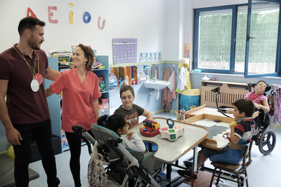 El piragüista y medallista olímpico dio fuerza a los pequeños en una mañana de lo más divertida, que sirvió además para dar visibilidad a los usuarios de ASPACE, afectados en su mayoría por parálisis cerebral