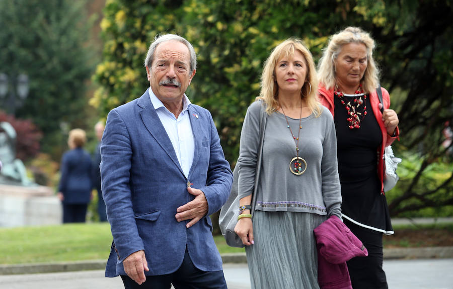 Wenceslao López, Ana Taboada, Roberto Suárez Ramos 'Rivi' compartieron bolly y vino. Por su parte, Carmen Moriyón junto a Carolina Morilla y Camino Guitérrez también recorrió las calles festivas de Oviedo.