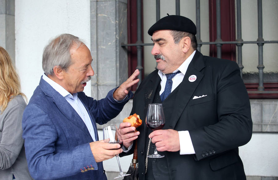 Wenceslao López, Ana Taboada, Roberto Suárez Ramos 'Rivi' compartieron bolly y vino. Por su parte, Carmen Moriyón junto a Carolina Morilla y Camino Guitérrez también recorrió las calles festivas de Oviedo.