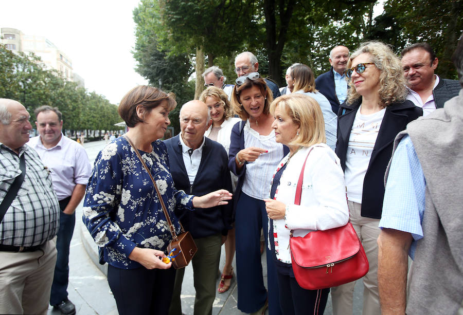 Wenceslao López, Ana Taboada, Roberto Suárez Ramos 'Rivi' compartieron bolly y vino. Por su parte, Carmen Moriyón junto a Carolina Morilla y Camino Guitérrez también recorrió las calles festivas de Oviedo.