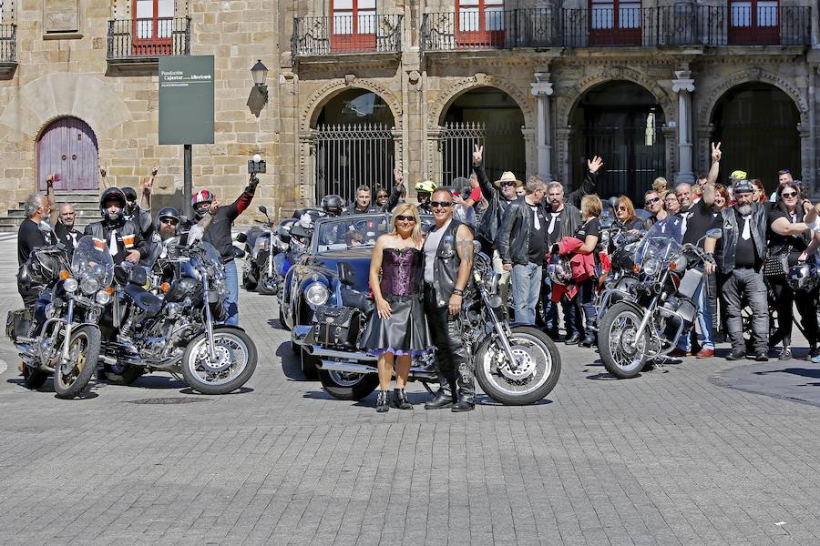 El Consistorio fue escenario de un enlace poco habitual. Los novios y los invitados, amantes de las motos, acudieron a la ceremonia vestidos de cuero. Un 'dress code' poco habitual que no restó elegancia a la ceremonia. 