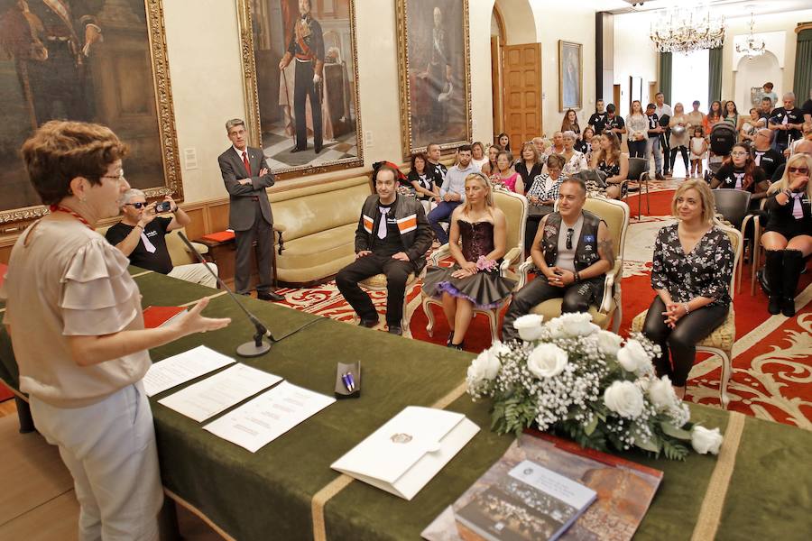 El Consistorio fue escenario de un enlace poco habitual. Los novios y los invitados, amantes de las motos, acudieron a la ceremonia vestidos de cuero. Un 'dress code' poco habitual que no restó elegancia a la ceremonia. 